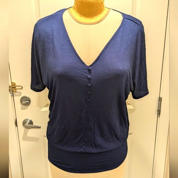 NWT Love & Legend 1X Navy Blue Ruched Back V-Neck Top - Picture 2 of 9